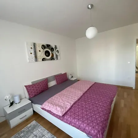 Moderne, Gemutliche Ferienwohnung Oberstadt Mit Wlan Und Parkplatz For Business And Family